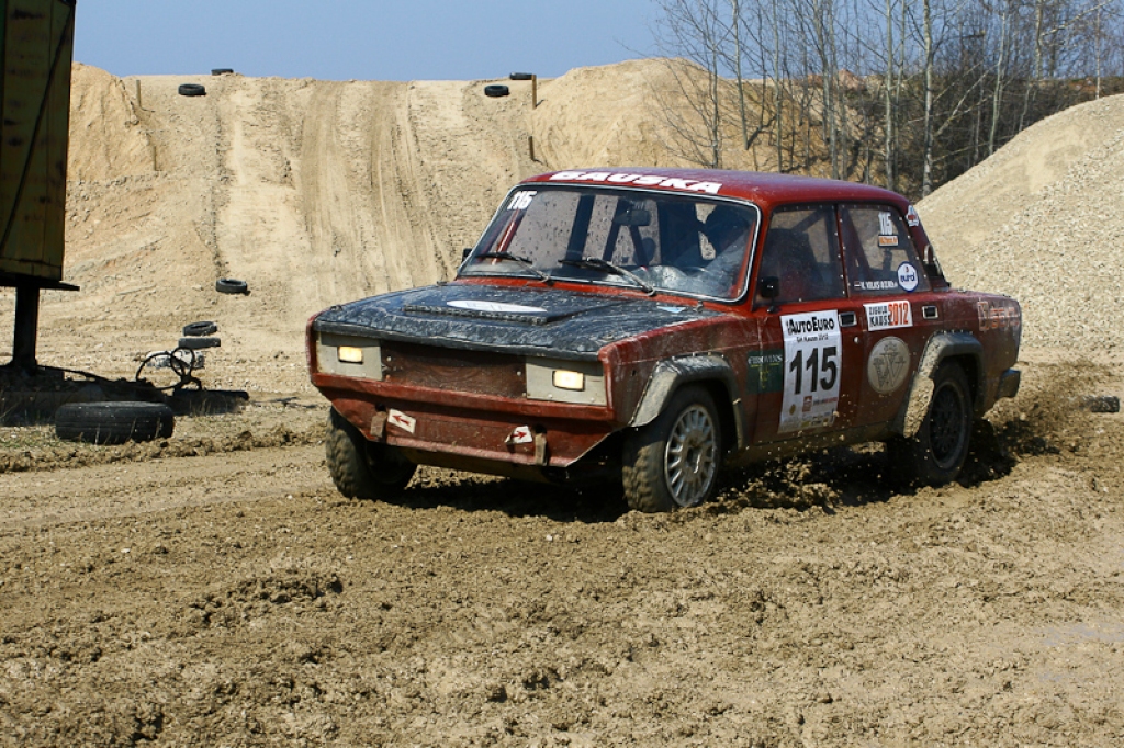 21. aprīlī ar sešu stundu izturības braucienu Jelgavas pusē un dragreisa sacensībām Rīgā startēja 2012. gada Latvijas autosporta vasaras sezona.
Emburgas pusē Akmenscūciņu karjerā (ceļš Iecava-Jelgava 6. km) norisinājās pasākums “AutoEuro...