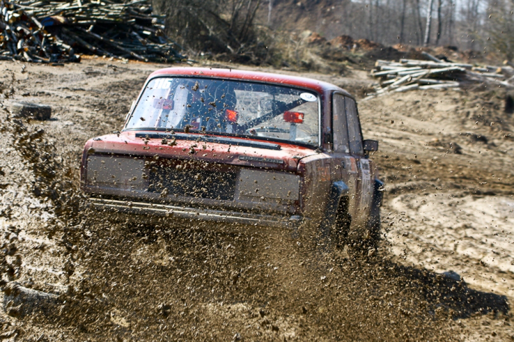 21. aprīlī ar sešu stundu izturības braucienu Jelgavas pusē un dragreisa sacensībām Rīgā startēja 2012. gada Latvijas autosporta vasaras sezona.
Emburgas pusē Akmenscūciņu karjerā (ceļš Iecava-Jelgava 6. km) norisinājās pasākums “AutoEuro...