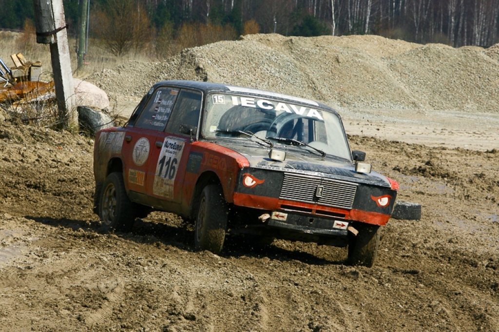 21. aprīlī ar sešu stundu izturības braucienu Jelgavas pusē un dragreisa sacensībām Rīgā startēja 2012. gada Latvijas autosporta vasaras sezona.
Emburgas pusē Akmenscūciņu karjerā (ceļš Iecava-Jelgava 6. km) norisinājās pasākums “AutoEuro...