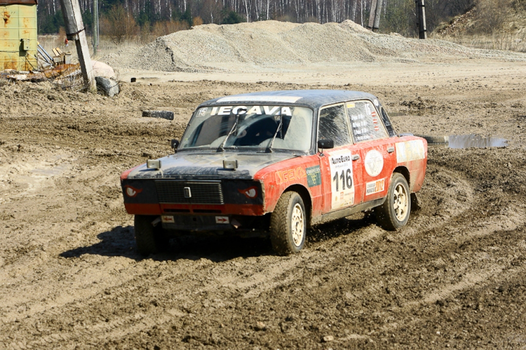 21. aprīlī ar sešu stundu izturības braucienu Jelgavas pusē un dragreisa sacensībām Rīgā startēja 2012. gada Latvijas autosporta vasaras sezona.
Emburgas pusē Akmenscūciņu karjerā (ceļš Iecava-Jelgava 6. km) norisinājās pasākums “AutoEuro...
