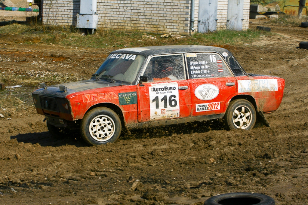21. aprīlī ar sešu stundu izturības braucienu Jelgavas pusē un dragreisa sacensībām Rīgā startēja 2012. gada Latvijas autosporta vasaras sezona.
Emburgas pusē Akmenscūciņu karjerā (ceļš Iecava-Jelgava 6. km) norisinājās pasākums “AutoEuro...