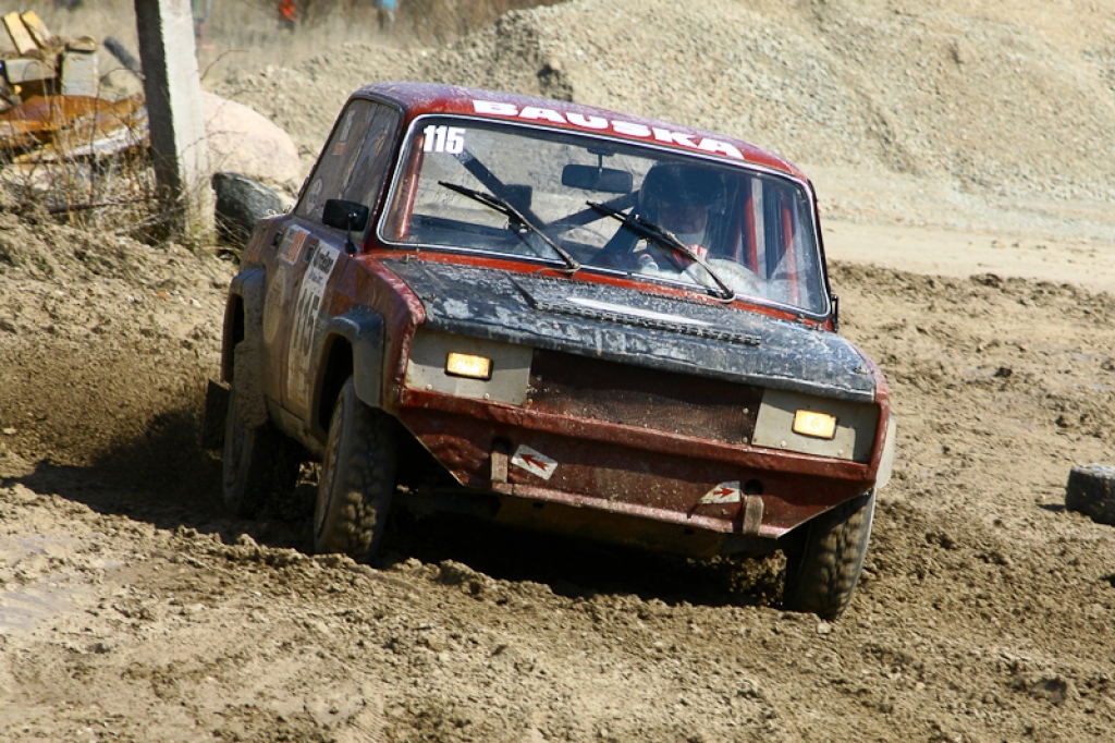 21. aprīlī ar sešu stundu izturības braucienu Jelgavas pusē un dragreisa sacensībām Rīgā startēja 2012. gada Latvijas autosporta vasaras sezona.
Emburgas pusē Akmenscūciņu karjerā (ceļš Iecava-Jelgava 6. km) norisinājās pasākums “AutoEuro...