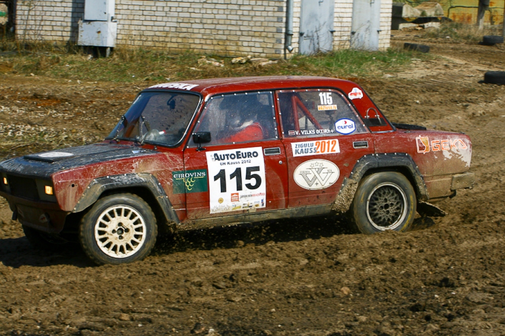 21. aprīlī ar sešu stundu izturības braucienu Jelgavas pusē un dragreisa sacensībām Rīgā startēja 2012. gada Latvijas autosporta vasaras sezona.
Emburgas pusē Akmenscūciņu karjerā (ceļš Iecava-Jelgava 6. km) norisinājās pasākums “AutoEuro...