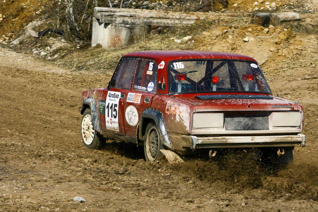 21. aprīlī ar sešu stundu izturības braucienu Jelgavas pusē un dragreisa sacensībām Rīgā startēja 2012. gada Latvijas autosporta vasaras sezona.
Emburgas pusē Akmenscūciņu karjerā (ceļš Iecava-Jelgava 6. km) norisinājās pasākums “AutoEuro...