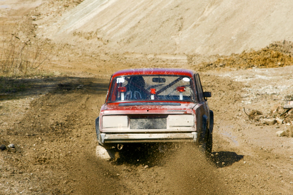 21. aprīlī ar sešu stundu izturības braucienu Jelgavas pusē un dragreisa sacensībām Rīgā startēja 2012. gada Latvijas autosporta vasaras sezona.
Emburgas pusē Akmenscūciņu karjerā (ceļš Iecava-Jelgava 6. km) norisinājās pasākums “AutoEuro...