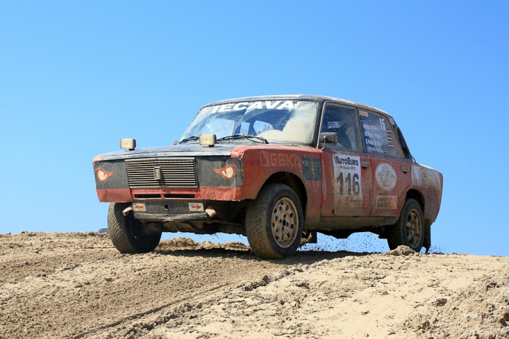 21. aprīlī ar sešu stundu izturības braucienu Jelgavas pusē un dragreisa sacensībām Rīgā startēja 2012. gada Latvijas autosporta vasaras sezona.
Emburgas pusē Akmenscūciņu karjerā (ceļš Iecava-Jelgava 6. km) norisinājās pasākums “AutoEuro...