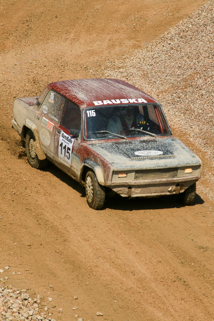 21. aprīlī ar sešu stundu izturības braucienu Jelgavas pusē un dragreisa sacensībām Rīgā startēja 2012. gada Latvijas autosporta vasaras sezona.
Emburgas pusē Akmenscūciņu karjerā (ceļš Iecava-Jelgava 6. km) norisinājās pasākums “AutoEuro...