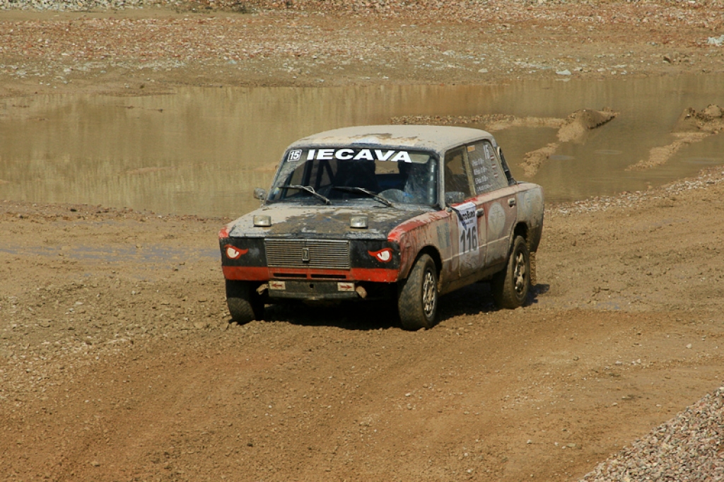 21. aprīlī ar sešu stundu izturības braucienu Jelgavas pusē un dragreisa sacensībām Rīgā startēja 2012. gada Latvijas autosporta vasaras sezona.
Emburgas pusē Akmenscūciņu karjerā (ceļš Iecava-Jelgava 6. km) norisinājās pasākums “AutoEuro...