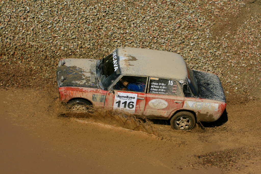 21. aprīlī ar sešu stundu izturības braucienu Jelgavas pusē un dragreisa sacensībām Rīgā startēja 2012. gada Latvijas autosporta vasaras sezona.
Emburgas pusē Akmenscūciņu karjerā (ceļš Iecava-Jelgava 6. km) norisinājās pasākums “AutoEuro...