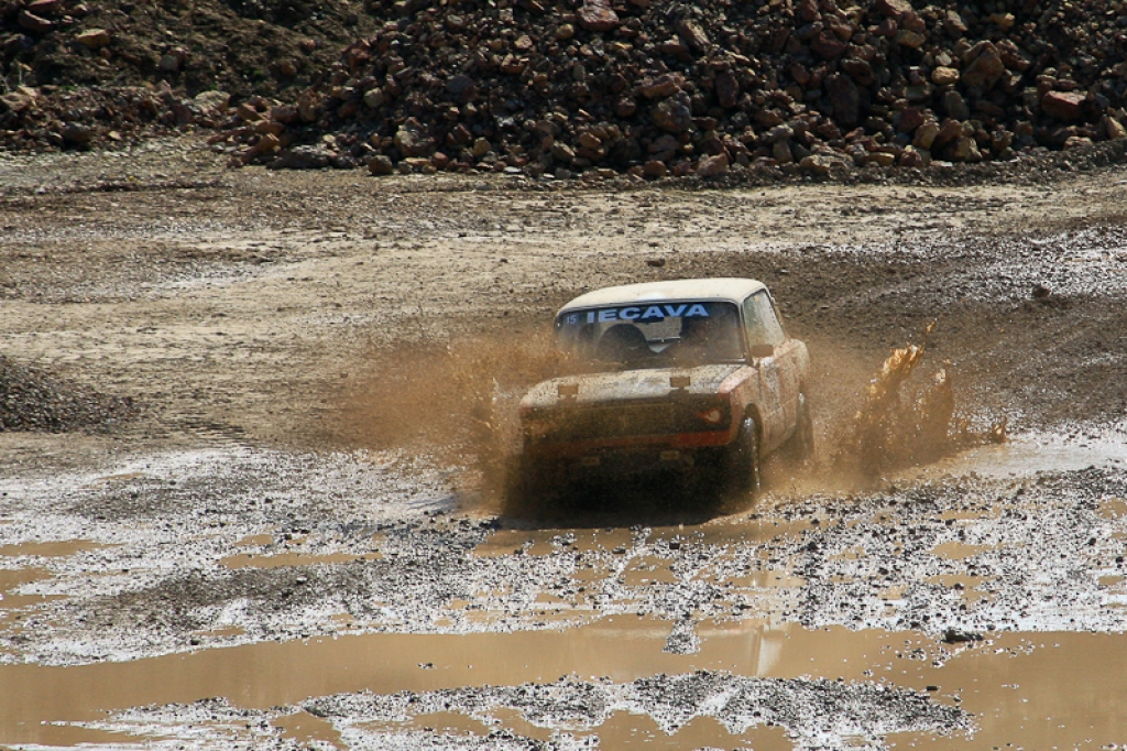 21. aprīlī ar sešu stundu izturības braucienu Jelgavas pusē un dragreisa sacensībām Rīgā startēja 2012. gada Latvijas autosporta vasaras sezona.
Emburgas pusē Akmenscūciņu karjerā (ceļš Iecava-Jelgava 6. km) norisinājās pasākums “AutoEuro...