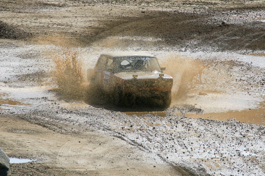 21. aprīlī ar sešu stundu izturības braucienu Jelgavas pusē un dragreisa sacensībām Rīgā startēja 2012. gada Latvijas autosporta vasaras sezona.
Emburgas pusē Akmenscūciņu karjerā (ceļš Iecava-Jelgava 6. km) norisinājās pasākums “AutoEuro...