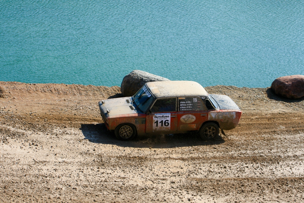 21. aprīlī ar sešu stundu izturības braucienu Jelgavas pusē un dragreisa sacensībām Rīgā startēja 2012. gada Latvijas autosporta vasaras sezona.
Emburgas pusē Akmenscūciņu karjerā (ceļš Iecava-Jelgava 6. km) norisinājās pasākums “AutoEuro...