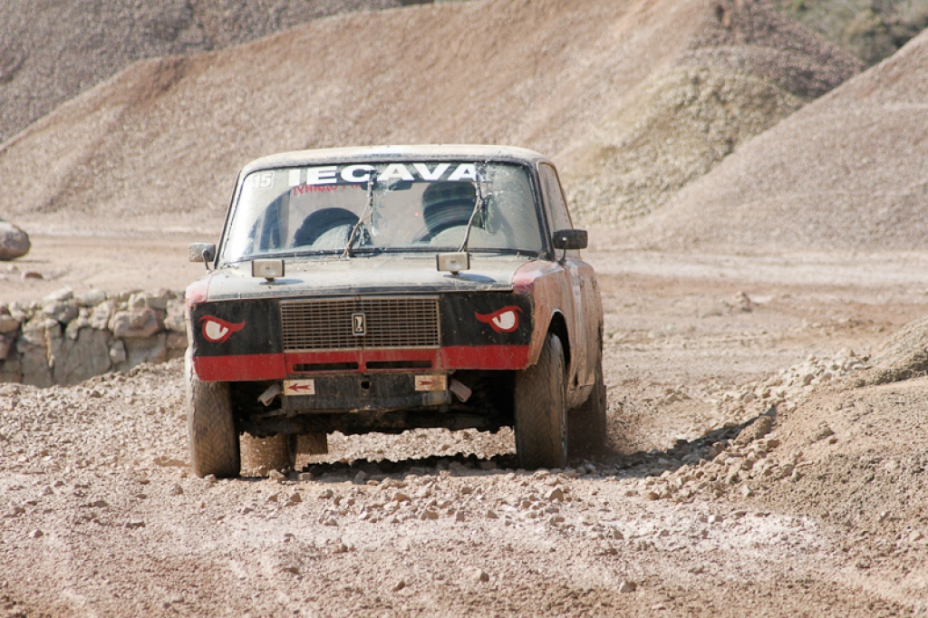 21. aprīlī ar sešu stundu izturības braucienu Jelgavas pusē un dragreisa sacensībām Rīgā startēja 2012. gada Latvijas autosporta vasaras sezona.
Emburgas pusē Akmenscūciņu karjerā (ceļš Iecava-Jelgava 6. km) norisinājās pasākums “AutoEuro...