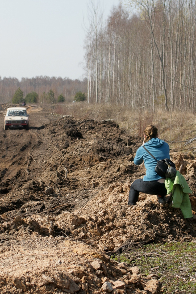 21. aprīlī ar sešu stundu izturības braucienu Jelgavas pusē un dragreisa sacensībām Rīgā startēja 2012. gada Latvijas autosporta vasaras sezona.
Emburgas pusē Akmenscūciņu karjerā (ceļš Iecava-Jelgava 6. km) norisinājās pasākums “AutoEuro...
