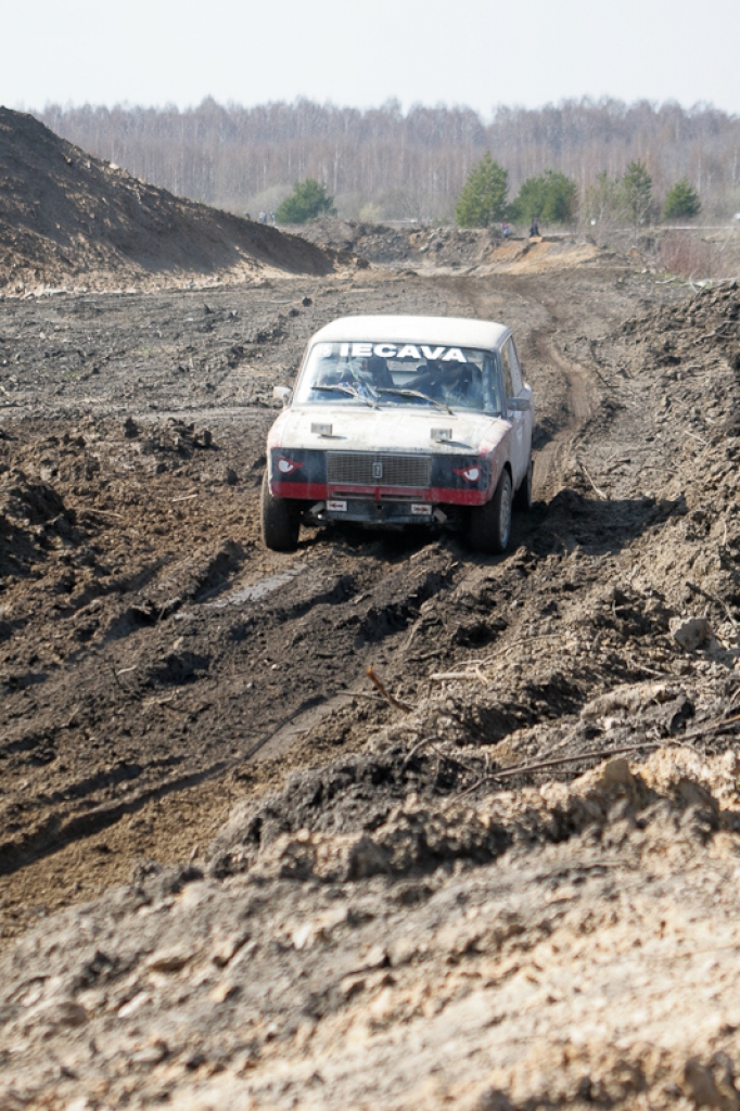 21. aprīlī ar sešu stundu izturības braucienu Jelgavas pusē un dragreisa sacensībām Rīgā startēja 2012. gada Latvijas autosporta vasaras sezona.
Emburgas pusē Akmenscūciņu karjerā (ceļš Iecava-Jelgava 6. km) norisinājās pasākums “AutoEuro...