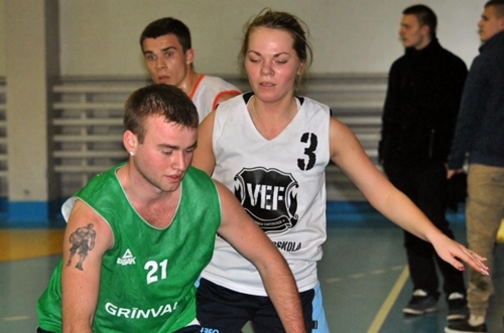 Kopā 16 komandas ieradās sporta namā «Mēmele» 14. aprīļa vakarā, lai spēlētu basketbolu neierasti vēlā laikā.
Lielas intrigas nebija. Pirmās vietas favorīts bija pamanāms, jau ienākot zālē, – basketbola kluba «Dartija» divi garie...
Autors: Uldis Varnevičs