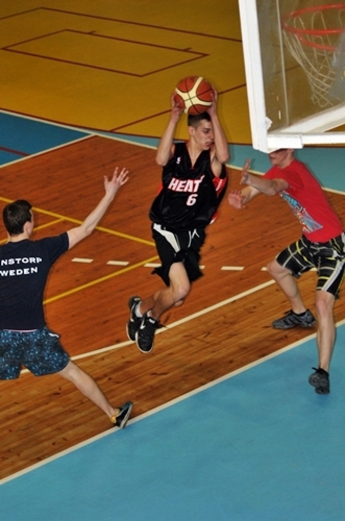 Kopā 16 komandas ieradās sporta namā «Mēmele» 14. aprīļa vakarā, lai spēlētu basketbolu neierasti vēlā laikā.
Lielas intrigas nebija. Pirmās vietas favorīts bija pamanāms, jau ienākot zālē, – basketbola kluba «Dartija» divi garie...
Autors: Uldis Varnevičs