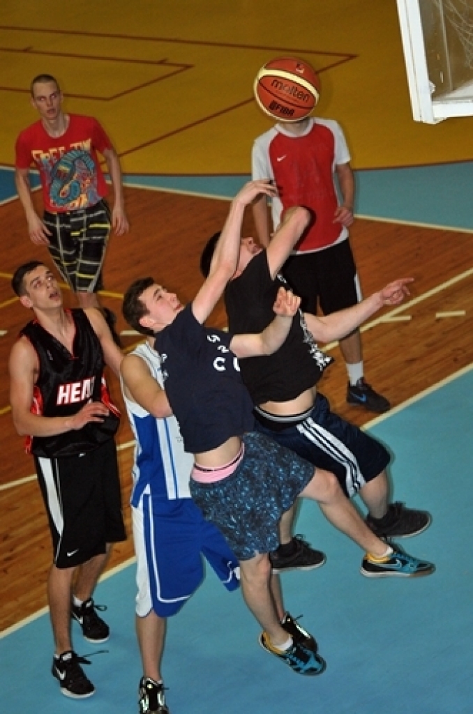 Kopā 16 komandas ieradās sporta namā «Mēmele» 14. aprīļa vakarā, lai spēlētu basketbolu neierasti vēlā laikā.
Lielas intrigas nebija. Pirmās vietas favorīts bija pamanāms, jau ienākot zālē, – basketbola kluba «Dartija» divi garie...
Autors: Uldis Varnevičs