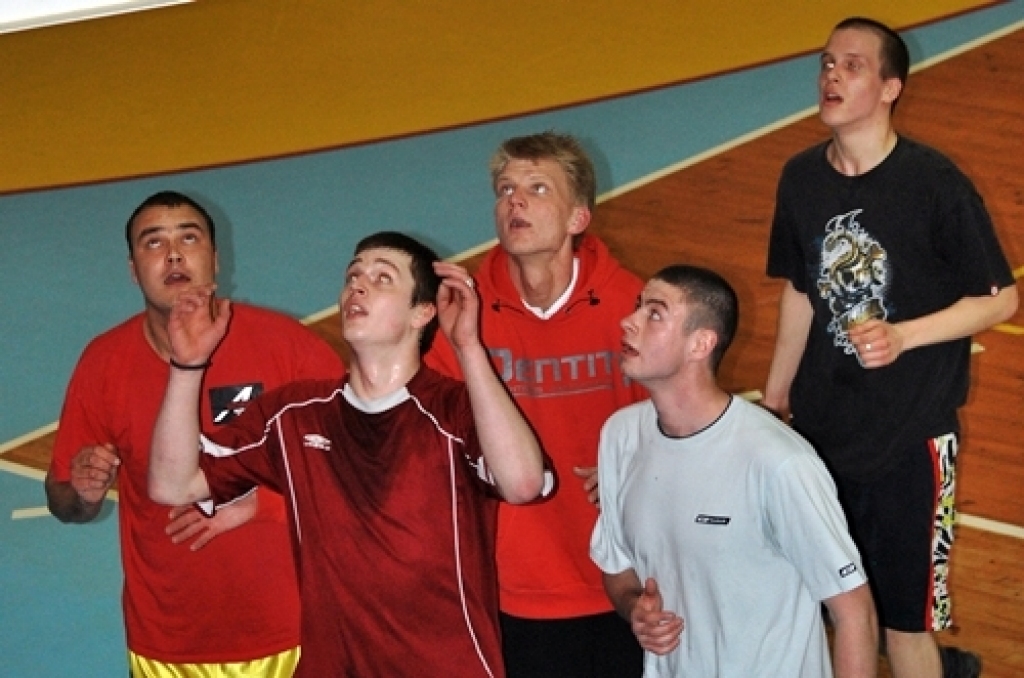 Kopā 16 komandas ieradās sporta namā «Mēmele» 14. aprīļa vakarā, lai spēlētu basketbolu neierasti vēlā laikā.
Lielas intrigas nebija. Pirmās vietas favorīts bija pamanāms, jau ienākot zālē, – basketbola kluba «Dartija» divi garie...
Autors: Uldis Varnevičs
