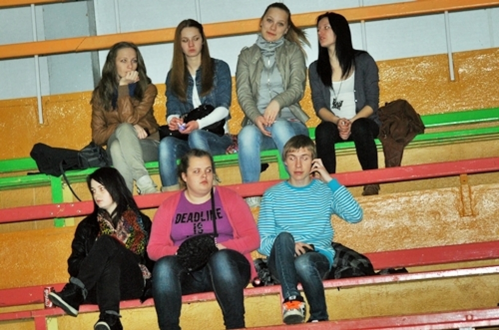 Kopā 16 komandas ieradās sporta namā «Mēmele» 14. aprīļa vakarā, lai spēlētu basketbolu neierasti vēlā laikā.
Lielas intrigas nebija. Pirmās vietas favorīts bija pamanāms, jau ienākot zālē, – basketbola kluba «Dartija» divi garie...
Autors: Uldis Varnevičs