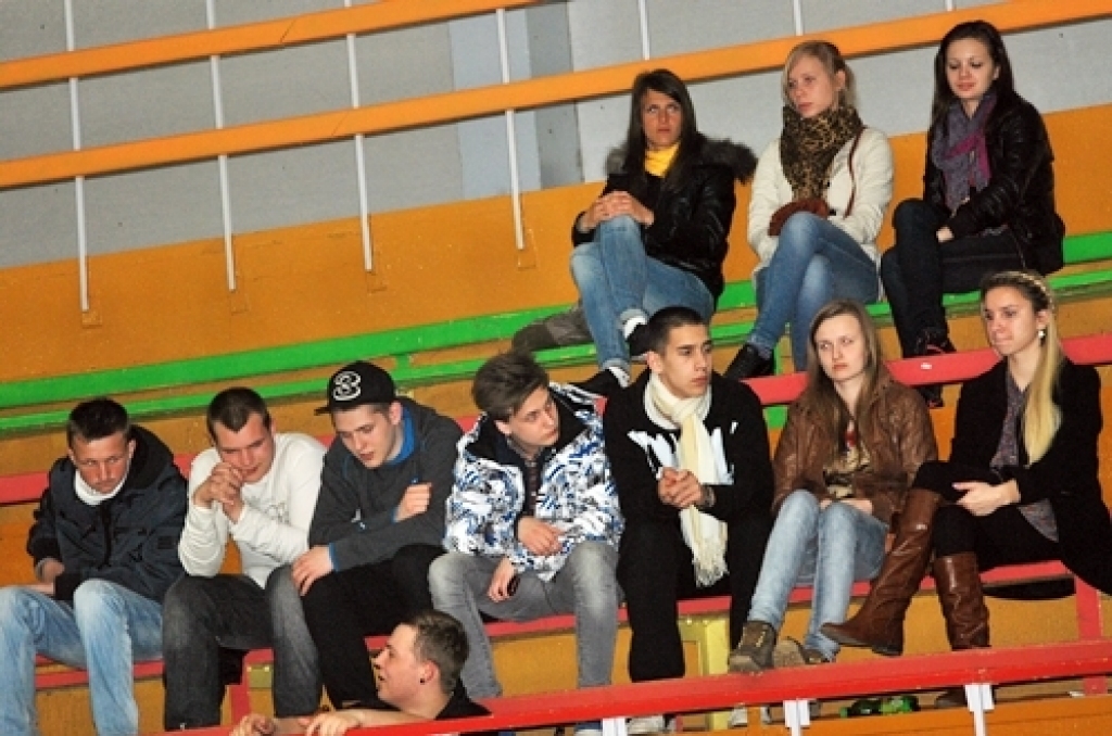 Kopā 16 komandas ieradās sporta namā «Mēmele» 14. aprīļa vakarā, lai spēlētu basketbolu neierasti vēlā laikā.
Lielas intrigas nebija. Pirmās vietas favorīts bija pamanāms, jau ienākot zālē, – basketbola kluba «Dartija» divi garie...
Autors: Uldis Varnevičs