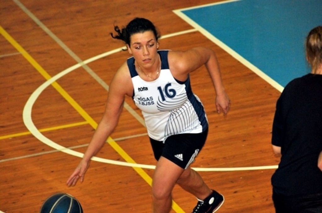 Kopā 16 komandas ieradās sporta namā «Mēmele» 14. aprīļa vakarā, lai spēlētu basketbolu neierasti vēlā laikā.
Lielas intrigas nebija. Pirmās vietas favorīts bija pamanāms, jau ienākot zālē, – basketbola kluba «Dartija» divi garie...
Autors: Uldis Varnevičs