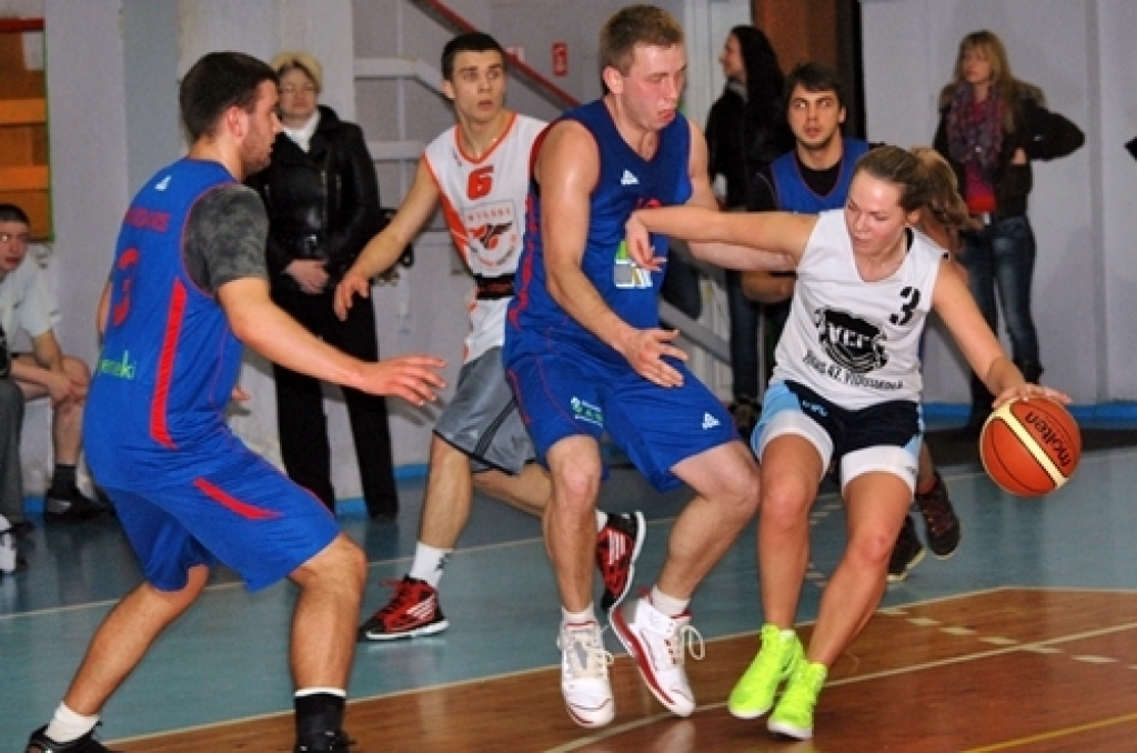Kopā 16 komandas ieradās sporta namā «Mēmele» 14. aprīļa vakarā, lai spēlētu basketbolu neierasti vēlā laikā.
Lielas intrigas nebija. Pirmās vietas favorīts bija pamanāms, jau ienākot zālē, – basketbola kluba «Dartija» divi garie...
Autors: Uldis Varnevičs