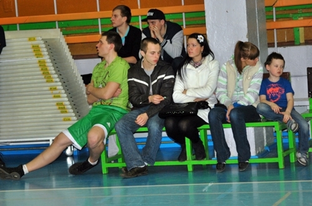 Kopā 16 komandas ieradās sporta namā «Mēmele» 14. aprīļa vakarā, lai spēlētu basketbolu neierasti vēlā laikā.
Lielas intrigas nebija. Pirmās vietas favorīts bija pamanāms, jau ienākot zālē, – basketbola kluba «Dartija» divi garie...
Autors: Uldis Varnevičs