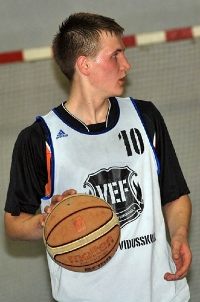 Kopā 16 komandas ieradās sporta namā «Mēmele» 14. aprīļa vakarā, lai spēlētu basketbolu neierasti vēlā laikā.
Lielas intrigas nebija. Pirmās vietas favorīts bija pamanāms, jau ienākot zālē, – basketbola kluba «Dartija» divi garie...
Autors: Uldis Varnevičs