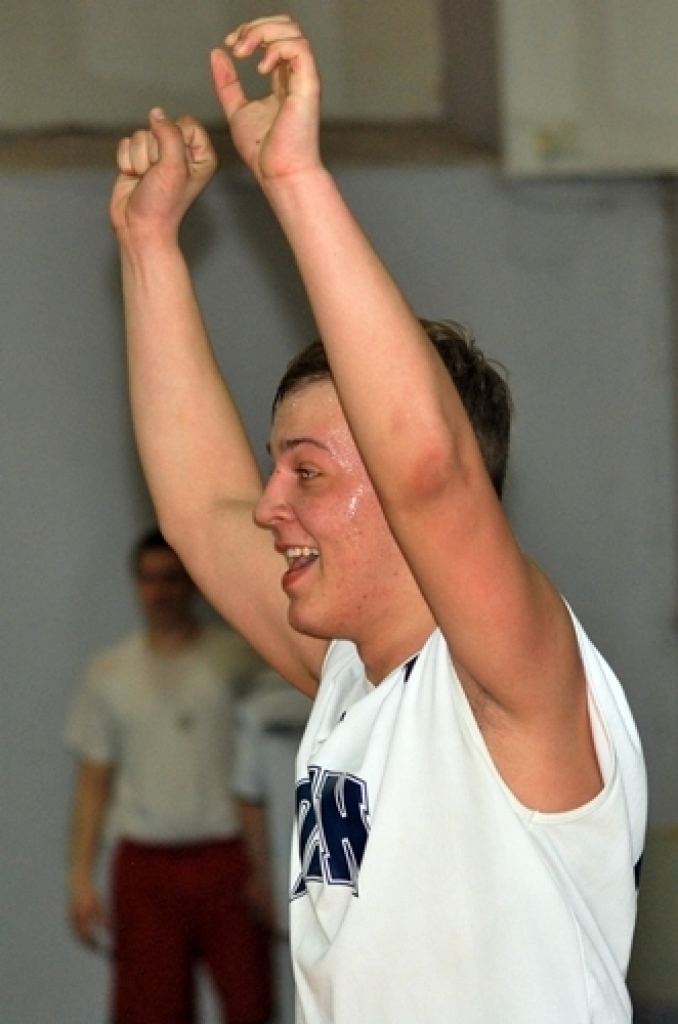 Kopā 16 komandas ieradās sporta namā «Mēmele» 14. aprīļa vakarā, lai spēlētu basketbolu neierasti vēlā laikā.
Lielas intrigas nebija. Pirmās vietas favorīts bija pamanāms, jau ienākot zālē, – basketbola kluba «Dartija» divi garie...
Autors: Uldis Varnevičs