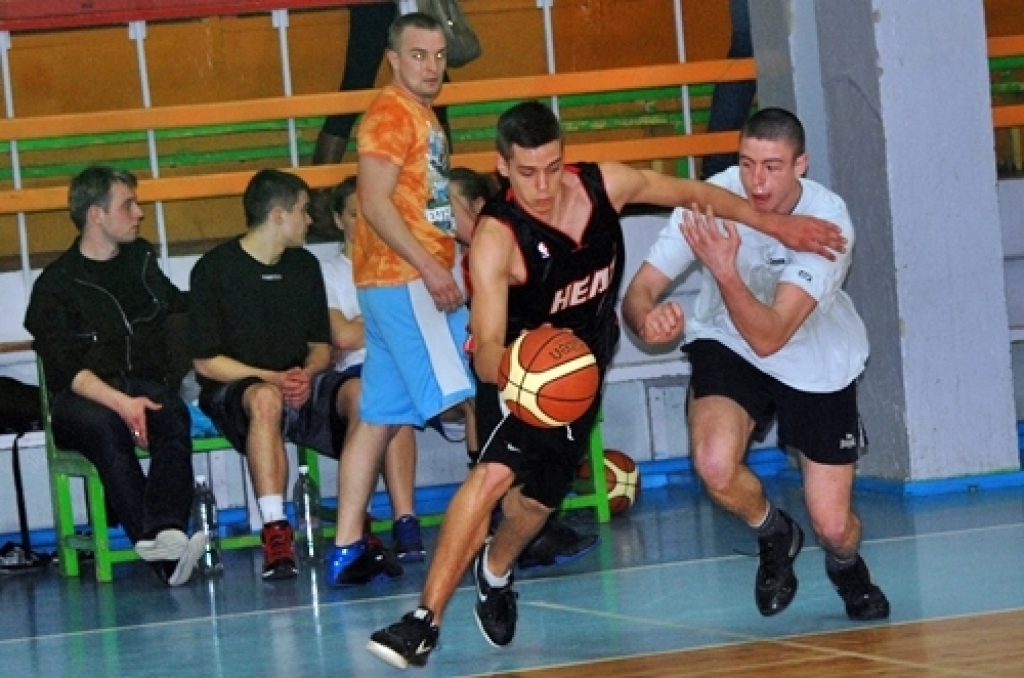 Kopā 16 komandas ieradās sporta namā «Mēmele» 14. aprīļa vakarā, lai spēlētu basketbolu neierasti vēlā laikā.
Lielas intrigas nebija. Pirmās vietas favorīts bija pamanāms, jau ienākot zālē, – basketbola kluba «Dartija» divi garie...
Autors: Uldis Varnevičs