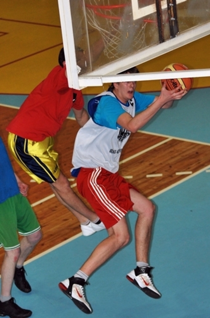 Kopā 16 komandas ieradās sporta namā «Mēmele» 14. aprīļa vakarā, lai spēlētu basketbolu neierasti vēlā laikā.
Lielas intrigas nebija. Pirmās vietas favorīts bija pamanāms, jau ienākot zālē, – basketbola kluba «Dartija» divi garie...
Autors: Uldis Varnevičs