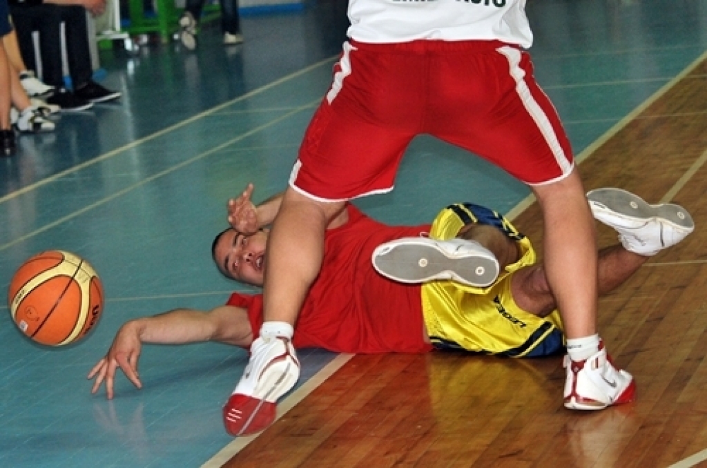 Kopā 16 komandas ieradās sporta namā «Mēmele» 14. aprīļa vakarā, lai spēlētu basketbolu neierasti vēlā laikā.
Lielas intrigas nebija. Pirmās vietas favorīts bija pamanāms, jau ienākot zālē, – basketbola kluba «Dartija» divi garie...
Autors: Uldis Varnevičs