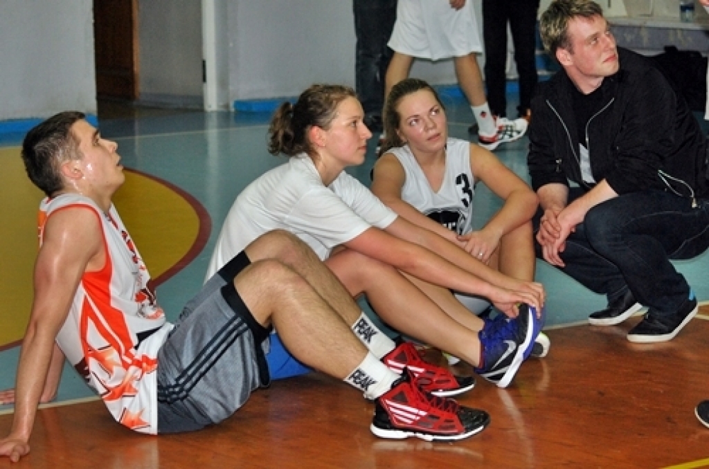 Kopā 16 komandas ieradās sporta namā «Mēmele» 14. aprīļa vakarā, lai spēlētu basketbolu neierasti vēlā laikā.
Lielas intrigas nebija. Pirmās vietas favorīts bija pamanāms, jau ienākot zālē, – basketbola kluba «Dartija» divi garie...
Autors: Uldis Varnevičs