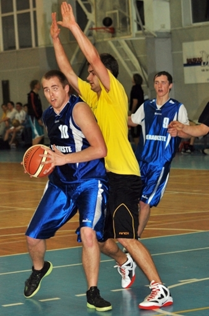 Kopā 16 komandas ieradās sporta namā «Mēmele» 14. aprīļa vakarā, lai spēlētu basketbolu neierasti vēlā laikā.
Lielas intrigas nebija. Pirmās vietas favorīts bija pamanāms, jau ienākot zālē, – basketbola kluba «Dartija» divi garie...
Autors: Uldis Varnevičs
