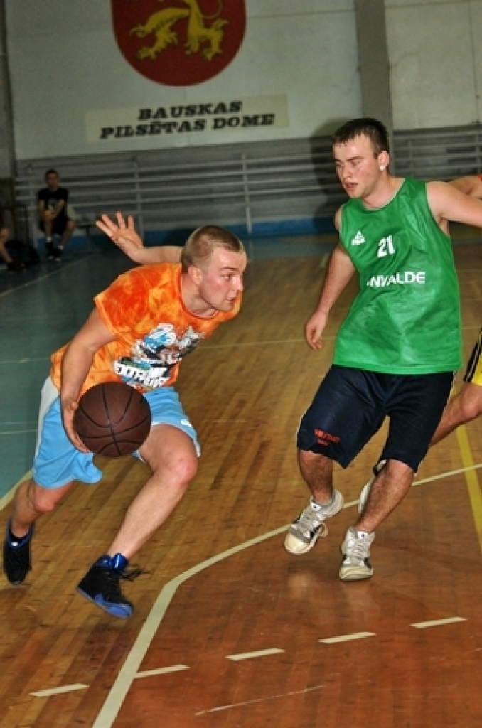 Kopā 16 komandas ieradās sporta namā «Mēmele» 14. aprīļa vakarā, lai spēlētu basketbolu neierasti vēlā laikā.
Lielas intrigas nebija. Pirmās vietas favorīts bija pamanāms, jau ienākot zālē, – basketbola kluba «Dartija» divi garie...
Autors: Uldis Varnevičs