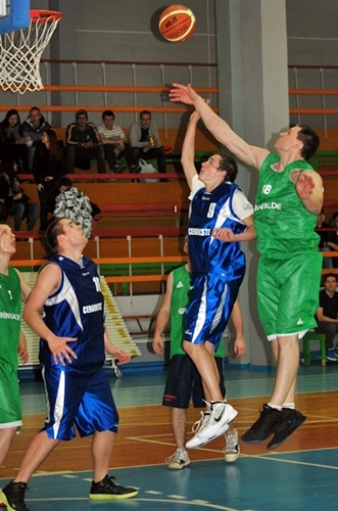 Kopā 16 komandas ieradās sporta namā «Mēmele» 14. aprīļa vakarā, lai spēlētu basketbolu neierasti vēlā laikā.
Lielas intrigas nebija. Pirmās vietas favorīts bija pamanāms, jau ienākot zālē, – basketbola kluba «Dartija» divi garie...
Autors: Uldis Varnevičs