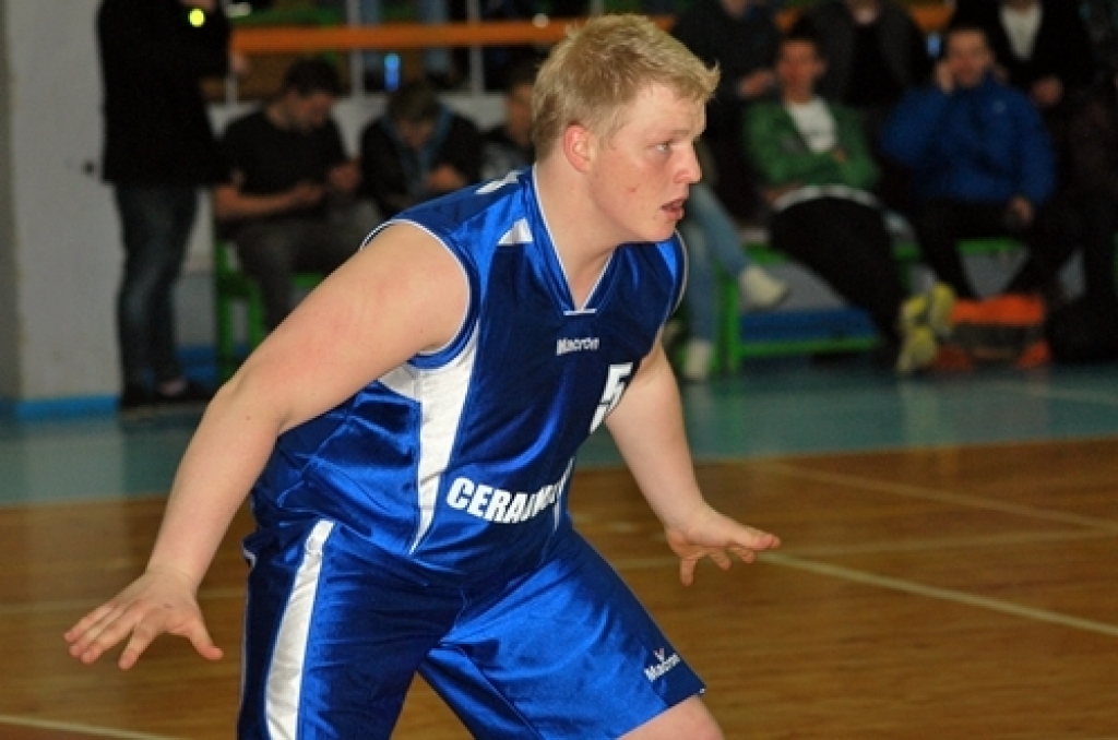 Kopā 16 komandas ieradās sporta namā «Mēmele» 14. aprīļa vakarā, lai spēlētu basketbolu neierasti vēlā laikā.
Lielas intrigas nebija. Pirmās vietas favorīts bija pamanāms, jau ienākot zālē, – basketbola kluba «Dartija» divi garie...
Autors: Uldis Varnevičs