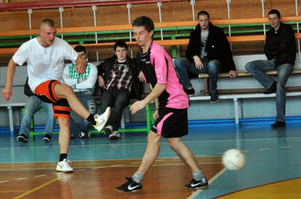Šī gada telpu sezona futbolā atnesa negaidītu pārsteigumu – ir jauni Bauskas novada čempioni. Brunaviešus uzvarētāju godā nomainījuši rundālieši.
Turnīrs noslēdzās 15. aprīlī sporta namā «Mēmele», kad tika aizvadītas pēdējās četras...
Autors: Uldis Varnevičs