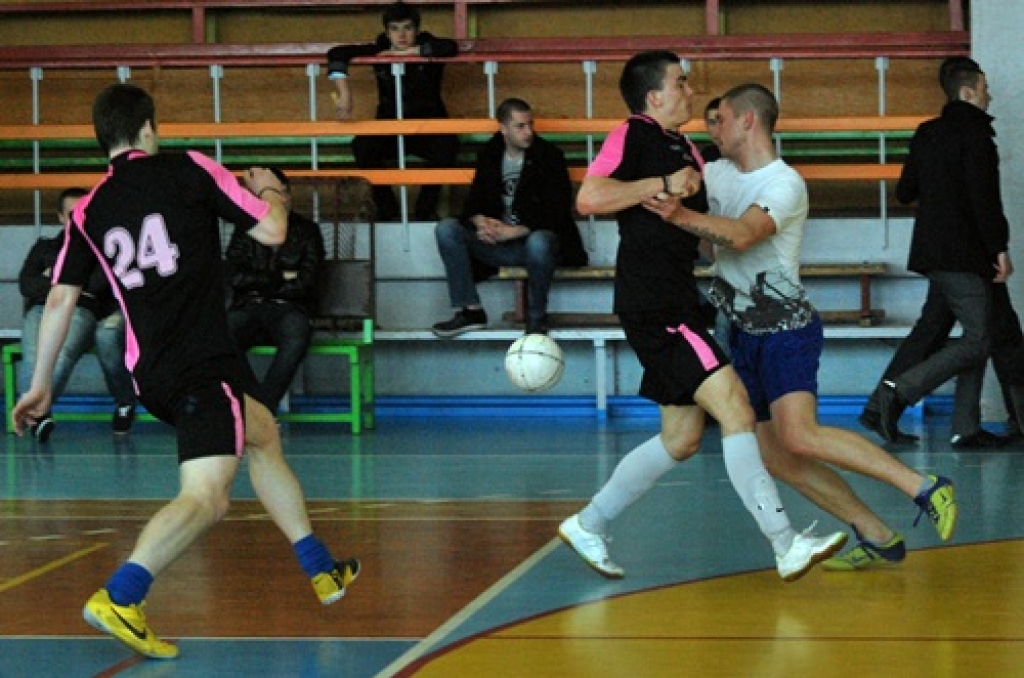 Šī gada telpu sezona futbolā atnesa negaidītu pārsteigumu – ir jauni Bauskas novada čempioni. Brunaviešus uzvarētāju godā nomainījuši rundālieši.
Turnīrs noslēdzās 15. aprīlī sporta namā «Mēmele», kad tika aizvadītas pēdējās četras...
Autors: Uldis Varnevičs