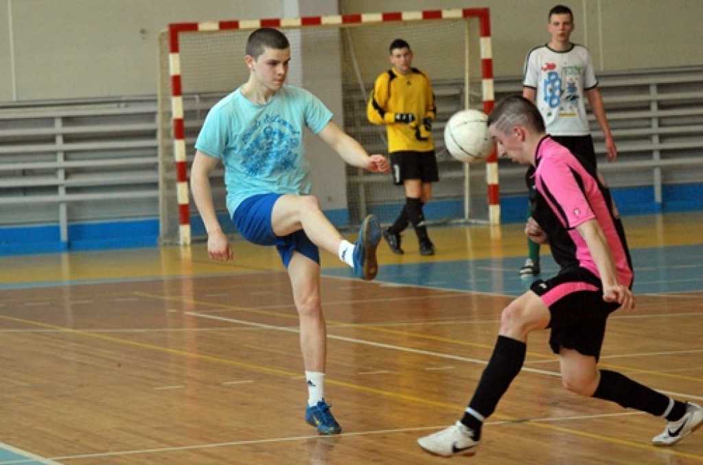 Šī gada telpu sezona futbolā atnesa negaidītu pārsteigumu – ir jauni Bauskas novada čempioni. Brunaviešus uzvarētāju godā nomainījuši rundālieši.
Turnīrs noslēdzās 15. aprīlī sporta namā «Mēmele», kad tika aizvadītas pēdējās četras...
Autors: Uldis Varnevičs