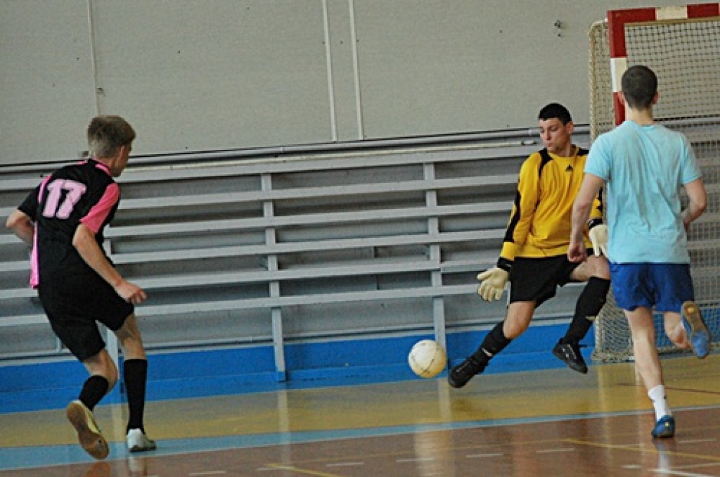 Šī gada telpu sezona futbolā atnesa negaidītu pārsteigumu – ir jauni Bauskas novada čempioni. Brunaviešus uzvarētāju godā nomainījuši rundālieši.
Turnīrs noslēdzās 15. aprīlī sporta namā «Mēmele», kad tika aizvadītas pēdējās četras...
Autors: Uldis Varnevičs
