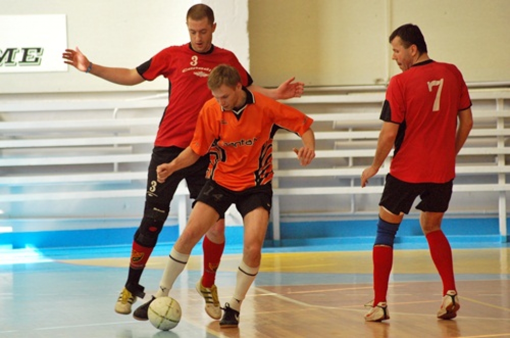 Šī gada telpu sezona futbolā atnesa negaidītu pārsteigumu – ir jauni Bauskas novada čempioni. Brunaviešus uzvarētāju godā nomainījuši rundālieši.
Turnīrs noslēdzās 15. aprīlī sporta namā «Mēmele», kad tika aizvadītas pēdējās četras...
Autors: Uldis Varnevičs