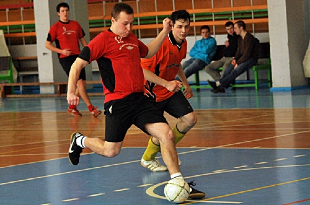 Šī gada telpu sezona futbolā atnesa negaidītu pārsteigumu – ir jauni Bauskas novada čempioni. Brunaviešus uzvarētāju godā nomainījuši rundālieši.
Turnīrs noslēdzās 15. aprīlī sporta namā «Mēmele», kad tika aizvadītas pēdējās četras...
Autors: Uldis Varnevičs