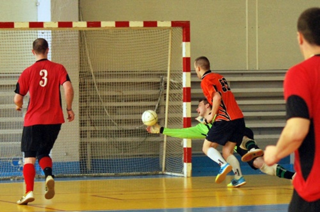 Šī gada telpu sezona futbolā atnesa negaidītu pārsteigumu – ir jauni Bauskas novada čempioni. Brunaviešus uzvarētāju godā nomainījuši rundālieši.
Turnīrs noslēdzās 15. aprīlī sporta namā «Mēmele», kad tika aizvadītas pēdējās četras...
Autors: Uldis Varnevičs
