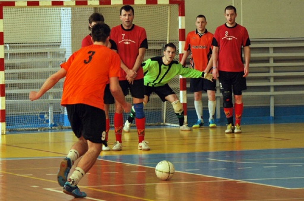 Šī gada telpu sezona futbolā atnesa negaidītu pārsteigumu – ir jauni Bauskas novada čempioni. Brunaviešus uzvarētāju godā nomainījuši rundālieši.
Turnīrs noslēdzās 15. aprīlī sporta namā «Mēmele», kad tika aizvadītas pēdējās četras...
Autors: Uldis Varnevičs