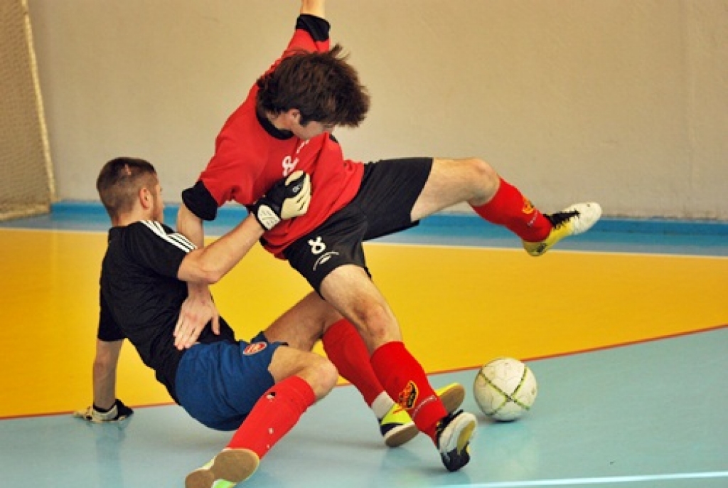 Šī gada telpu sezona futbolā atnesa negaidītu pārsteigumu – ir jauni Bauskas novada čempioni. Brunaviešus uzvarētāju godā nomainījuši rundālieši.
Turnīrs noslēdzās 15. aprīlī sporta namā «Mēmele», kad tika aizvadītas pēdējās četras...
Autors: Uldis Varnevičs