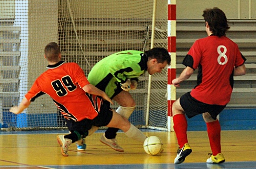 Šī gada telpu sezona futbolā atnesa negaidītu pārsteigumu – ir jauni Bauskas novada čempioni. Brunaviešus uzvarētāju godā nomainījuši rundālieši.
Turnīrs noslēdzās 15. aprīlī sporta namā «Mēmele», kad tika aizvadītas pēdējās četras...
Autors: Uldis Varnevičs