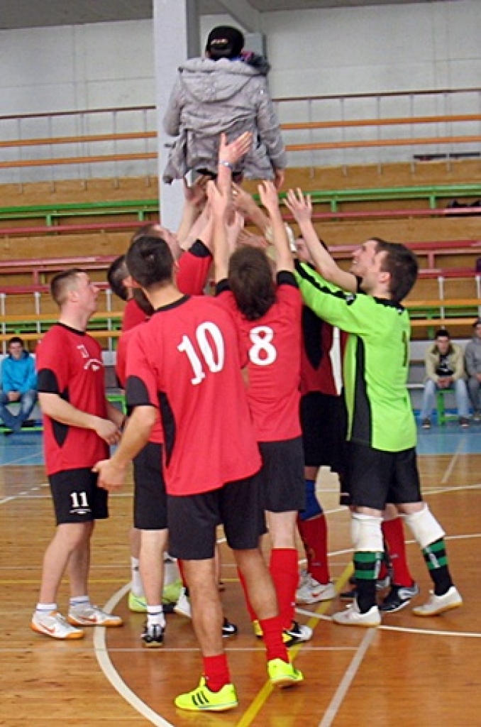 Šī gada telpu sezona futbolā atnesa negaidītu pārsteigumu – ir jauni Bauskas novada čempioni. Brunaviešus uzvarētāju godā nomainījuši rundālieši.
Turnīrs noslēdzās 15. aprīlī sporta namā «Mēmele», kad tika aizvadītas pēdējās četras...
Autors: Uldis Varnevičs