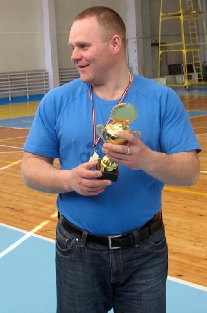 Šī gada telpu sezona futbolā atnesa negaidītu pārsteigumu – ir jauni Bauskas novada čempioni. Brunaviešus uzvarētāju godā nomainījuši rundālieši.
Turnīrs noslēdzās 15. aprīlī sporta namā «Mēmele», kad tika aizvadītas pēdējās četras...
Autors: Uldis Varnevičs